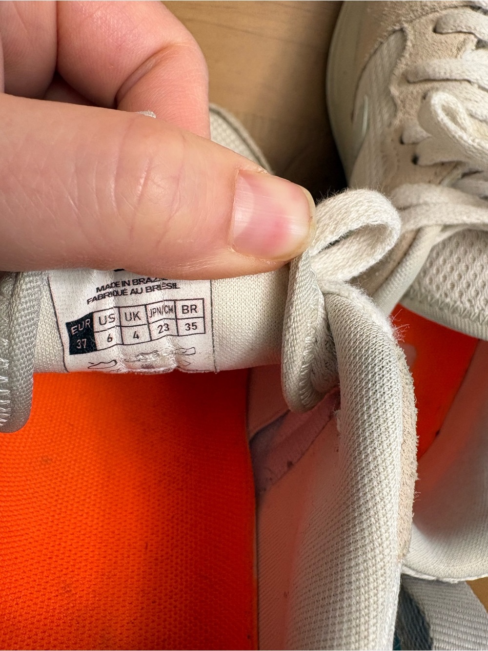 Veja Women's Venturi Sneaker - Picture 8 of 8